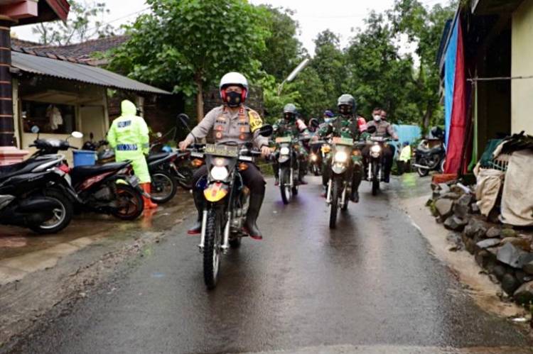 Menggunakan Motor Trail Tinjau ke Lokasi Tanah Longsor, Pangdam V Brawijaya dan Kapolda Jatim