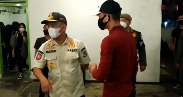 Mengaku Aparat, Pemilik Kafe Ini Tak Terima Dibubarkan
