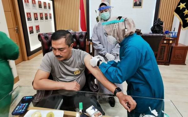 Kabaharkam Polri dan Jajaran Divaksinasi COVID-19 Hari Ini