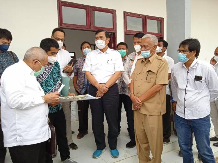 Luhut Binsar Panjaitan Kunjungi SMK Pariwisata Toba