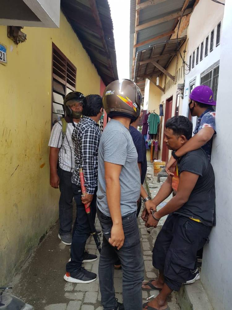 Palak Sopir Pakai Samurai, 'Abang Jago' Ini Tak Jago Lagi Pas Diborgol