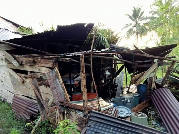 Bupati Tapanuli Tengah Bangun Kembali Kedua Rumah Warga Akibat Tertimpa Pohon Tumbang