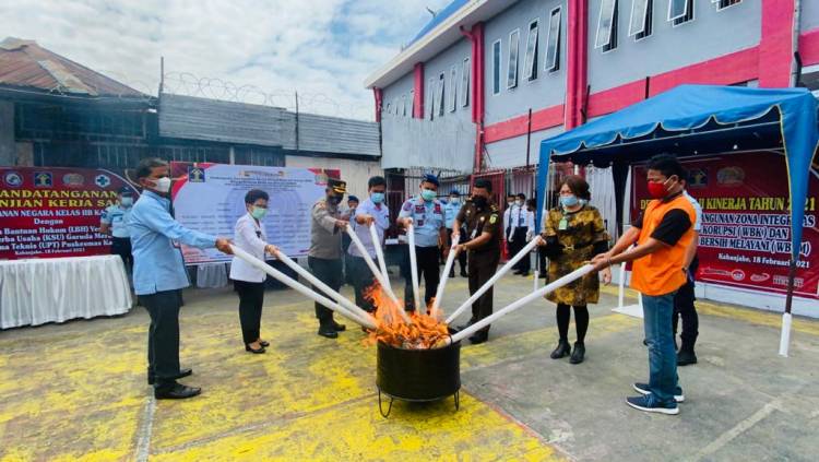 Penegakan Kamtib Petugas Rutan Kabanjahe Temukan 5 Sajam dan 22 Handphone