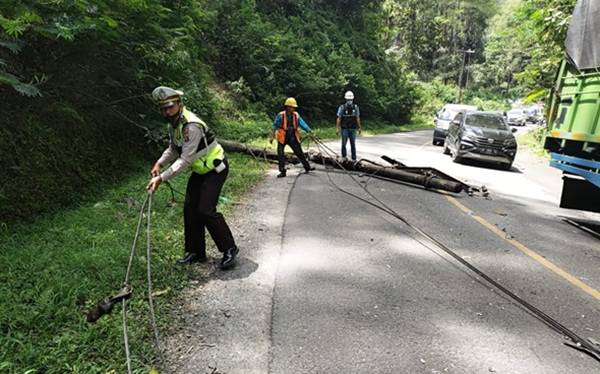 Reaksi Cepat Kanit Lantas Parapat Bantu Evakuasi Tiang Listrik Tumbang yang Timpa Mobil