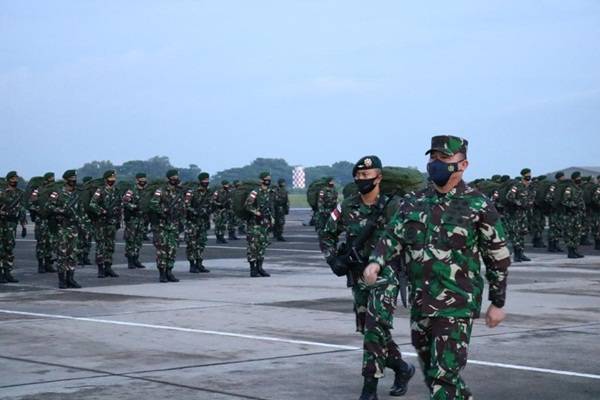 Asops Panglima TNI Berangkatkan Yonif Para Raider 501/BY ke Papua
