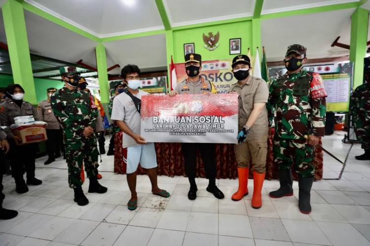 Pangdam V Brawijaya dan Kapolda Jatim Tinjau Lokasi Tanah Longsor di Desa Ngetos Kabupaten Nganjuk