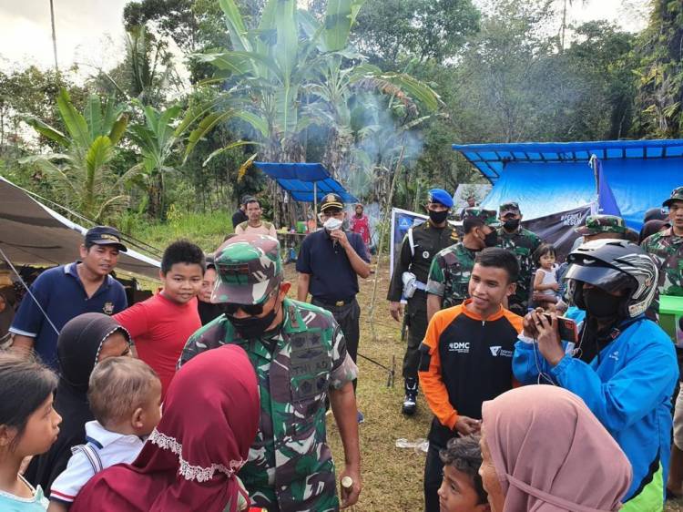 Mayjen TNI Hassanudin Terjun Langsung ke Lokasi Pengungsian Gempa Sumbar