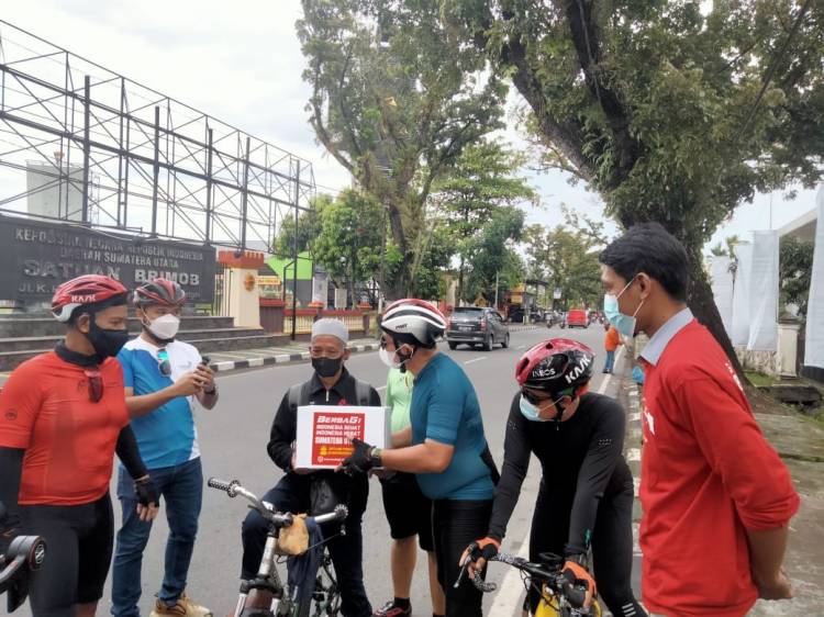 ICC Berbagi Sembako Penyapu Jalan