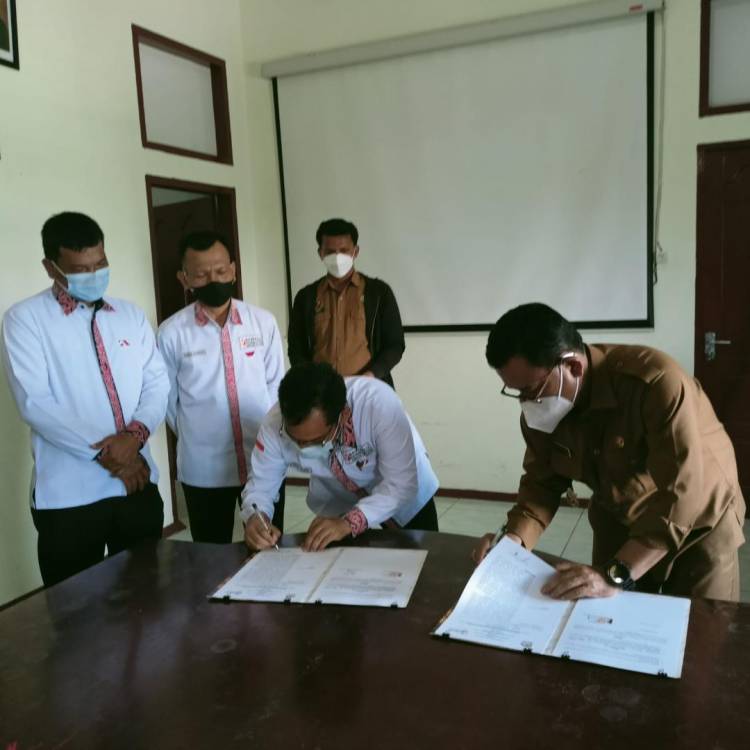 Bupati Toba dan Ketua BAWASLU Kabupaten Toba Teken MoU, ini Kesepakatannya