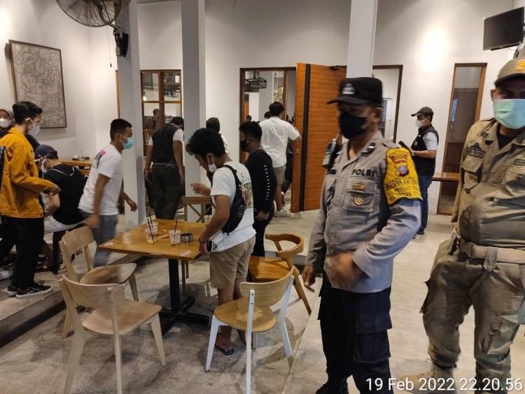 Polsek Medan Baru bersama 3 Pilar Kecamatan Medan Petisah Himbau Pelaku Usaha Tetap Disiplin Prokes