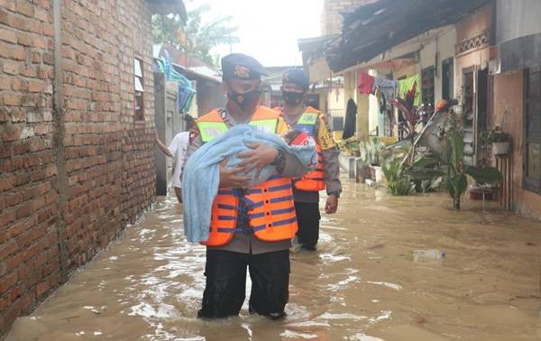 Brimob Polda Sumut Bantu Evakuasi Masyarakat Korban Banjir di Medan Maimun