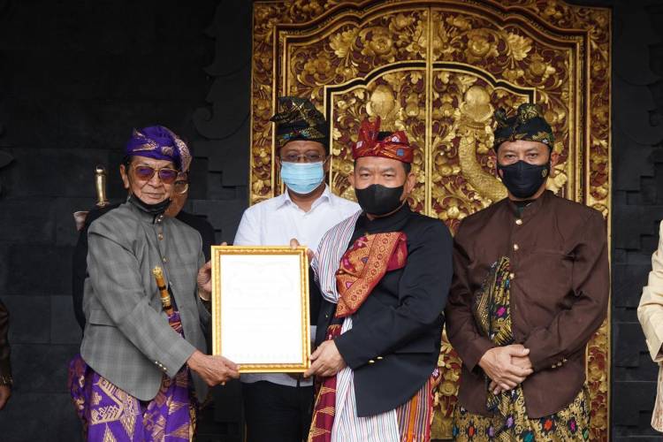 Jenderal TNI Dudung Abdurachman Dianugerahi Gelar Prawireng Jaye Bhuwane