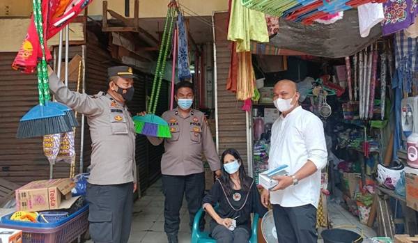 Polsek Medan Baru Berkolaborasi dengan Kepala Pasar Imbau Pedagang Taat Prokes