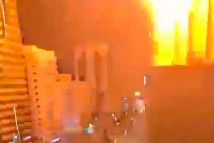 Bola Api Besar Terlihat Merobek Lantai Atas Gedung Pencakar Langit Abu Dhabi