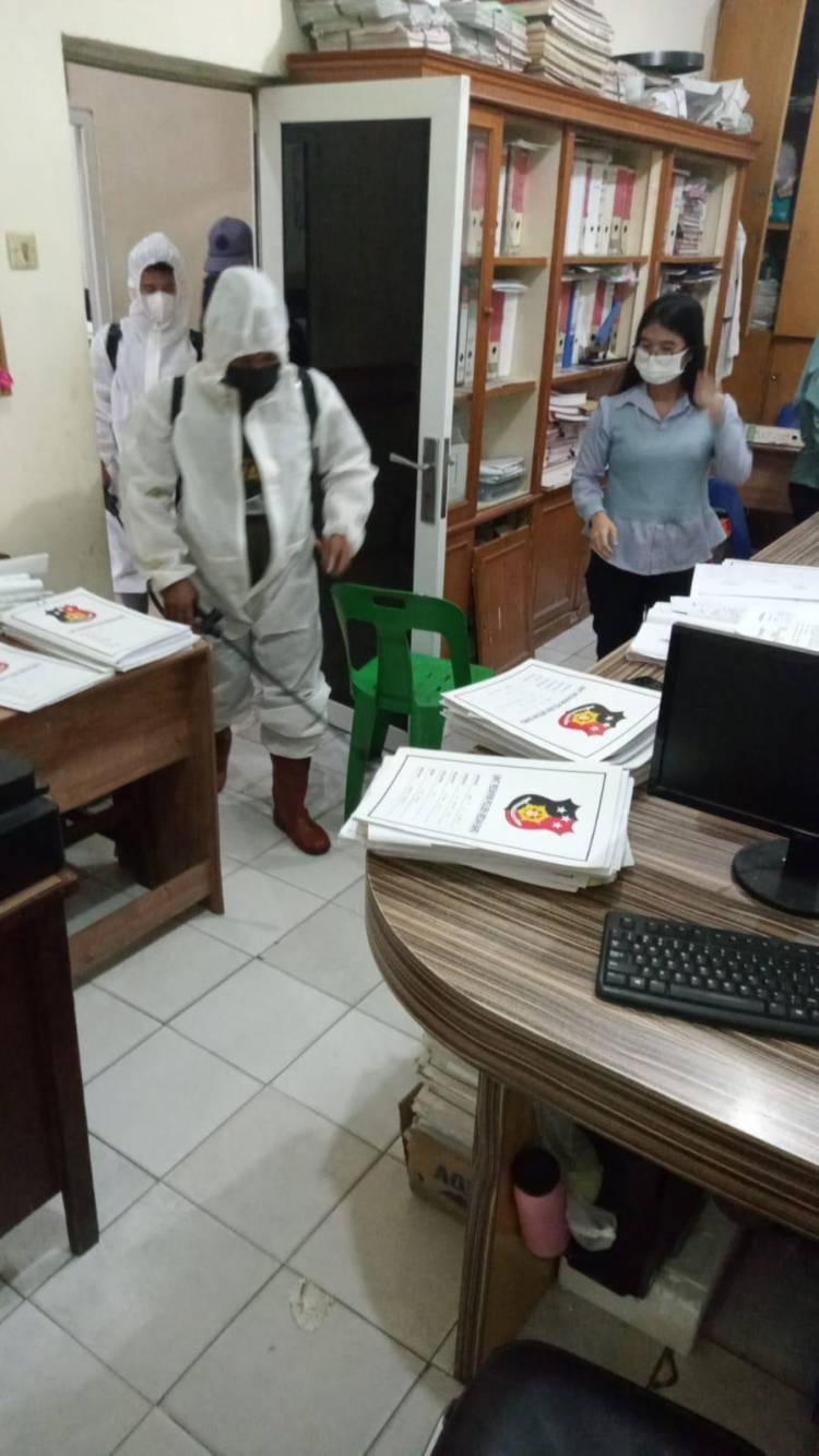 Polsek Medan Baru Lakukan Penyemprotan Desinfektan