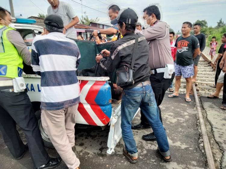 Di Sambar KA, Penumpang Setor Tewas, Pengemudinya Luka Berat.