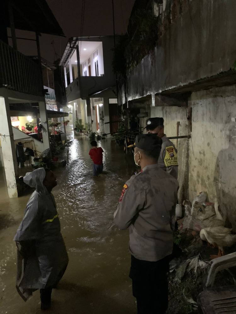 Respon Kapolsek Medan Baru Menggecek Lokasi Banjir di Wilayah Hukumnya
