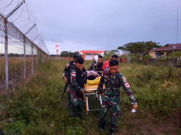 Aksi Sigap Satgas Yonif 126/KC Bantu Evakuasi Warga Perbatasan Papua