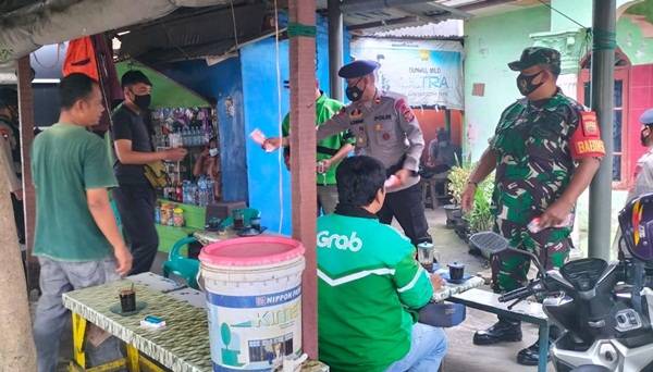 Brimob Batalyon A Binjai dan Koramil 17/BT Kompak Bagikan Masker dan Lakukan Penyemprotan Disinfektan