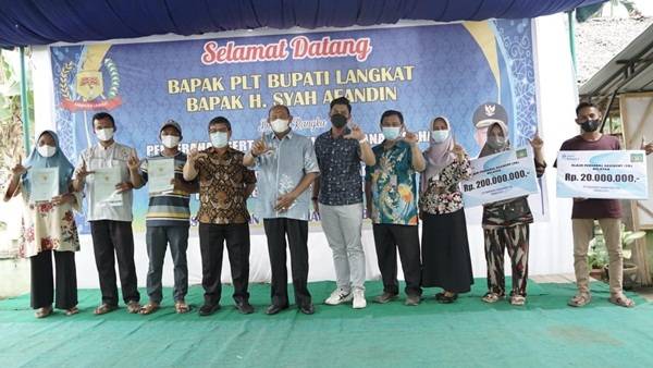 Syah Afandin Serahkan 70 Sertifikat Tanah & Asuransi Nelayan