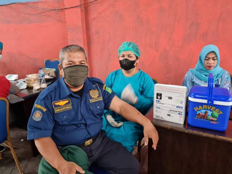 Pegawai Dinas P2K Medan Terima Suntik Vaksin Booster
