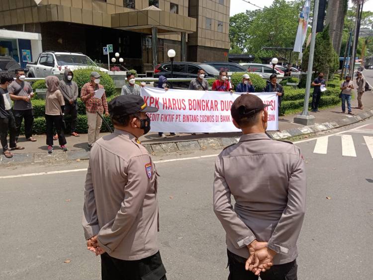 Demo Bank Mandiri Cabang Medan: Minta KPK Tangkap 16 Orang Terlapor