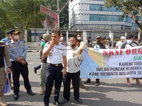 Puluhan Sopir Geruduk Kantor Wali Kota Medan Protes Keberadaan Bus Trans Deli