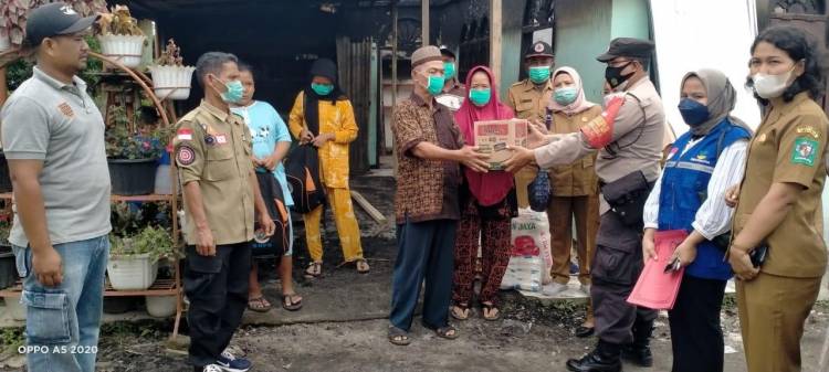 Kapolsek Bangun bersama Forkopimca Gunung Maligas Salurkan Bantuan Kepada Warga Korban Kebakaran