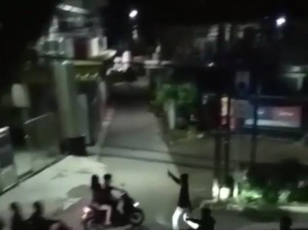 Saling Mengacungkan Celurit dan Klewang, Dua Geng Motor Saling Serang
