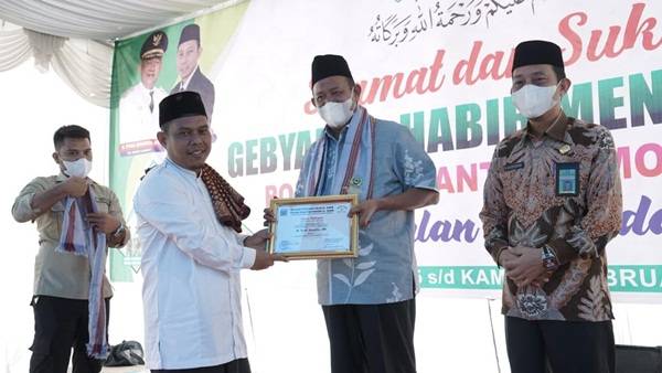 Syah Afandin Menerima Piagam Penghargaan Berjasa dari Ponpes