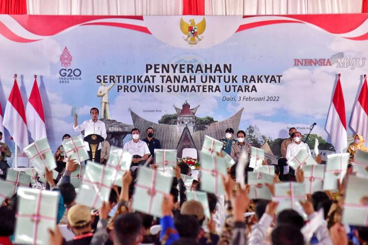 Presiden Jokowi Bagikan Sertipikat Tanah di Dairi