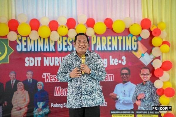 Walikota Irsan Efendi  Menghadiri Seminar Parenting