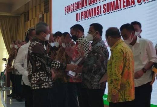 Bupati Toba Terima Penghargaan KPK