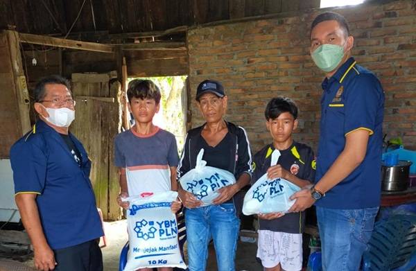 YBM PLN  UP3 Medan Salurkan Bantuan Sembako Kepada Warga Kurang Mampu