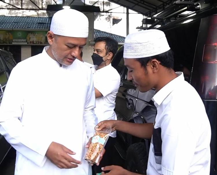 Pedagang Raja Kacang : Kata Teman-teman Ayah Saya Datang!