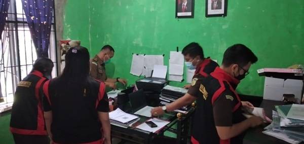 Cabjari Pancurbatu Geledah Kantor Desa Sugau