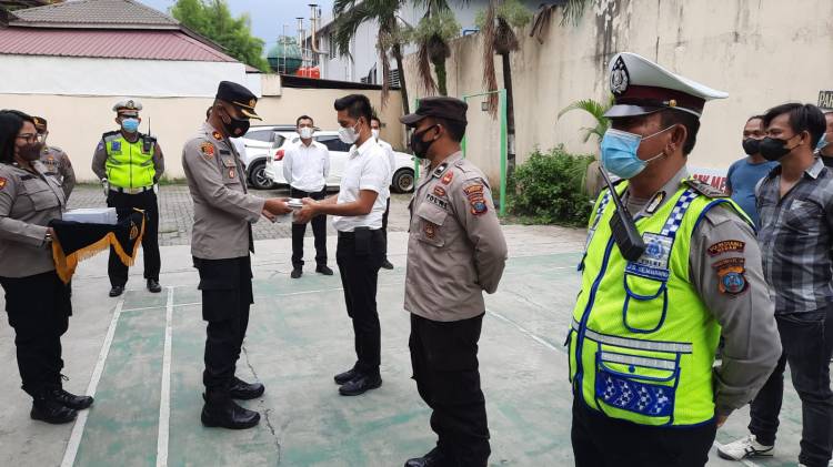 Kapolsek Medan Timur Berikan Vitamin dan Masker Jaga Kesehatan Anggota