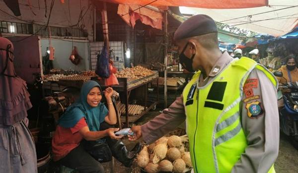 Brimob Bersama TNI Sasar Pusat Keramaian Bagikan Masker