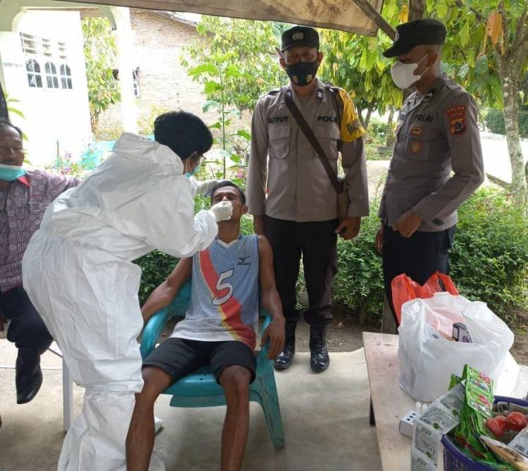 Memutus Mata Rantai Penularan Virus Covid 19, Polsek Bangun Dampingi Nakes Laksanakan Tracing