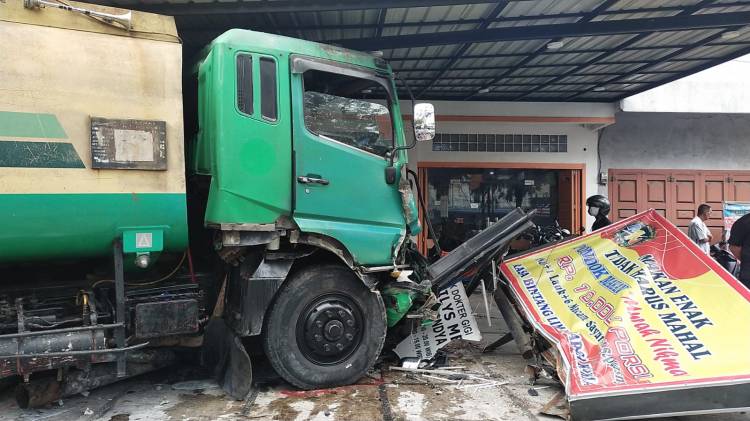 Diduga Mengantuk, Truk Tangki CPO Tabrak 3 mobil di Jalan Ringroad Medan
