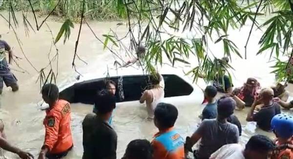 Tragis, Minibus Bermuatan 5 Orang Terseret Arus Sungai Pamah, 4 Tewas