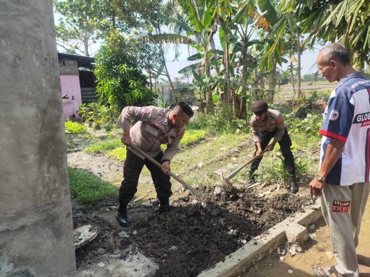 Gara Gara Saluran Air Tersumbat, Kakak Beradik Ribut, Bhabinkamtibmas Turun Langsung Bersihkan Parit