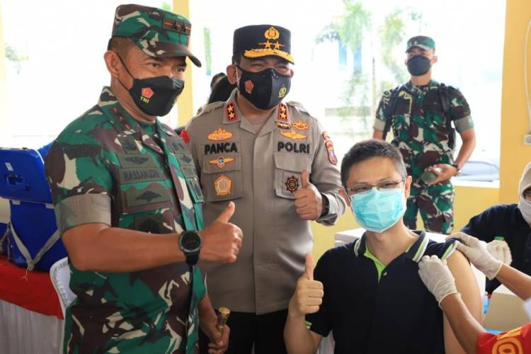 Potret Hangat Pangdam I/BB Bersama Kapoldasu Hibur Lansia dan Anak Jalani Vaksinasi Serentak