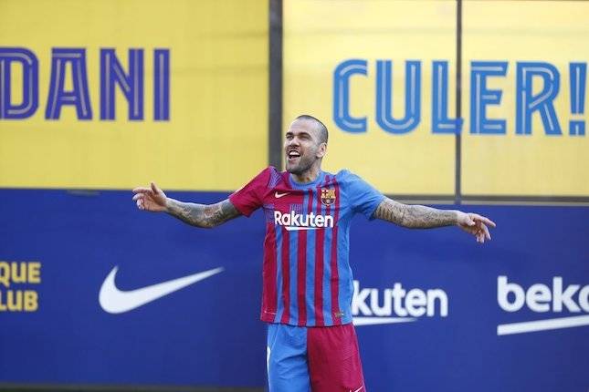 Sah ! Untuk Liga Europa, Dani Alves Tak Masuk Klub Barcelona, Kok Bisa?