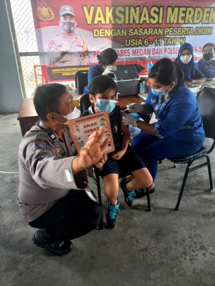 Dilanjutkan Dengan Dosis ke II, Polsek Medan Baru Gelar Vaksinasi Murid SD Cita Luhur
