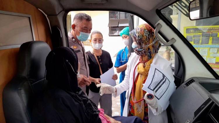 Polsek Medan Baru Jemput Kalangan Lansia Gunakan Mobil Patroli untuk Vaksinasi Covid-19
