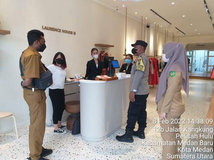 Pemilik Warung dan Cafe, Bhabinkamtimas Polsek Medan Baru Berikan Himbauan Prokes