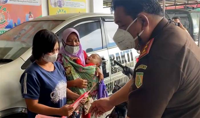 Mencuri Sawit, Ibu yang Sedang Menyusui Ini Akhirnya Dibebaskan Kejari Simalungun Dengan Pendekatan Keadilan Restoratif