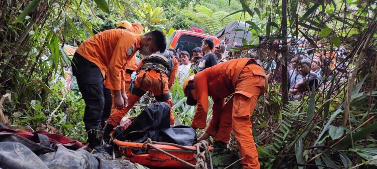 Jasad Pengemudi yang Jatuh ke Jurang Sungai Ualuh Toba Ditemukan Secara Dramatis