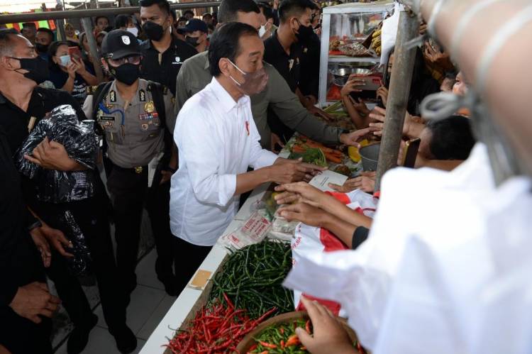 Di Pasar Kebun Lada Binjai, Gubernur Sumut Dampingi Jokowi Bagikan Bantuan